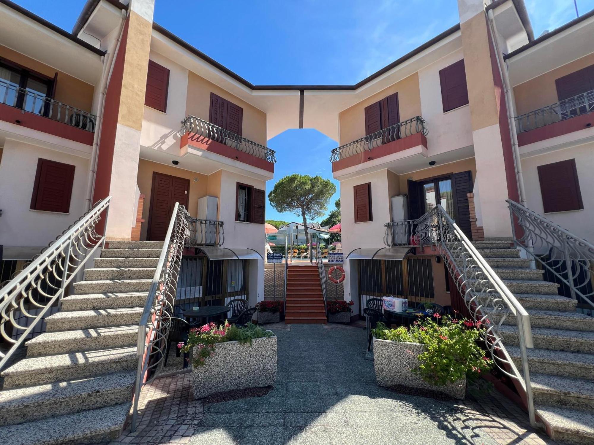 Casa Bianca Village Apartments Lignano Sabbiadoro Exterior foto