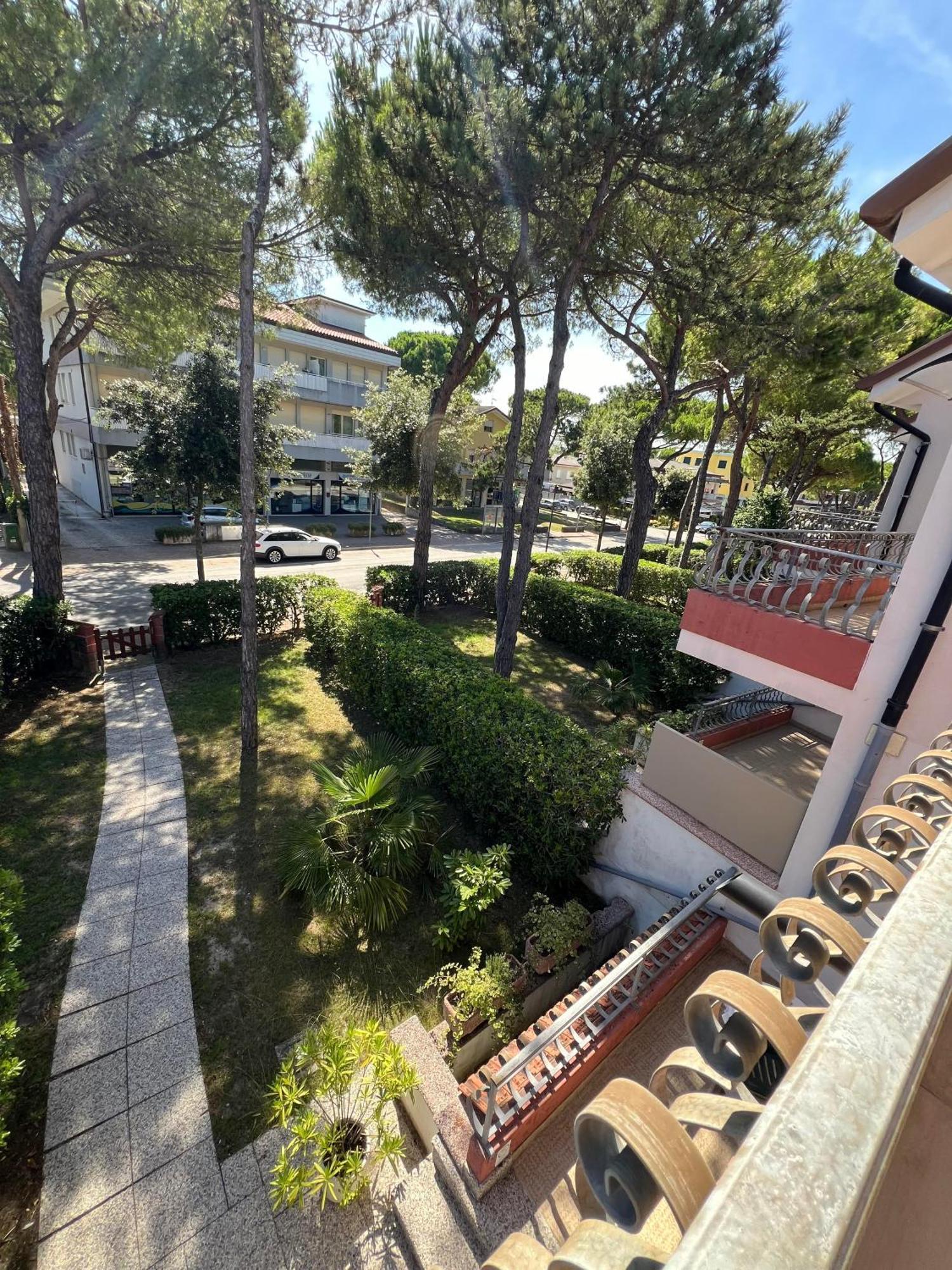 Casa Bianca Village Apartments Lignano Sabbiadoro Exterior foto