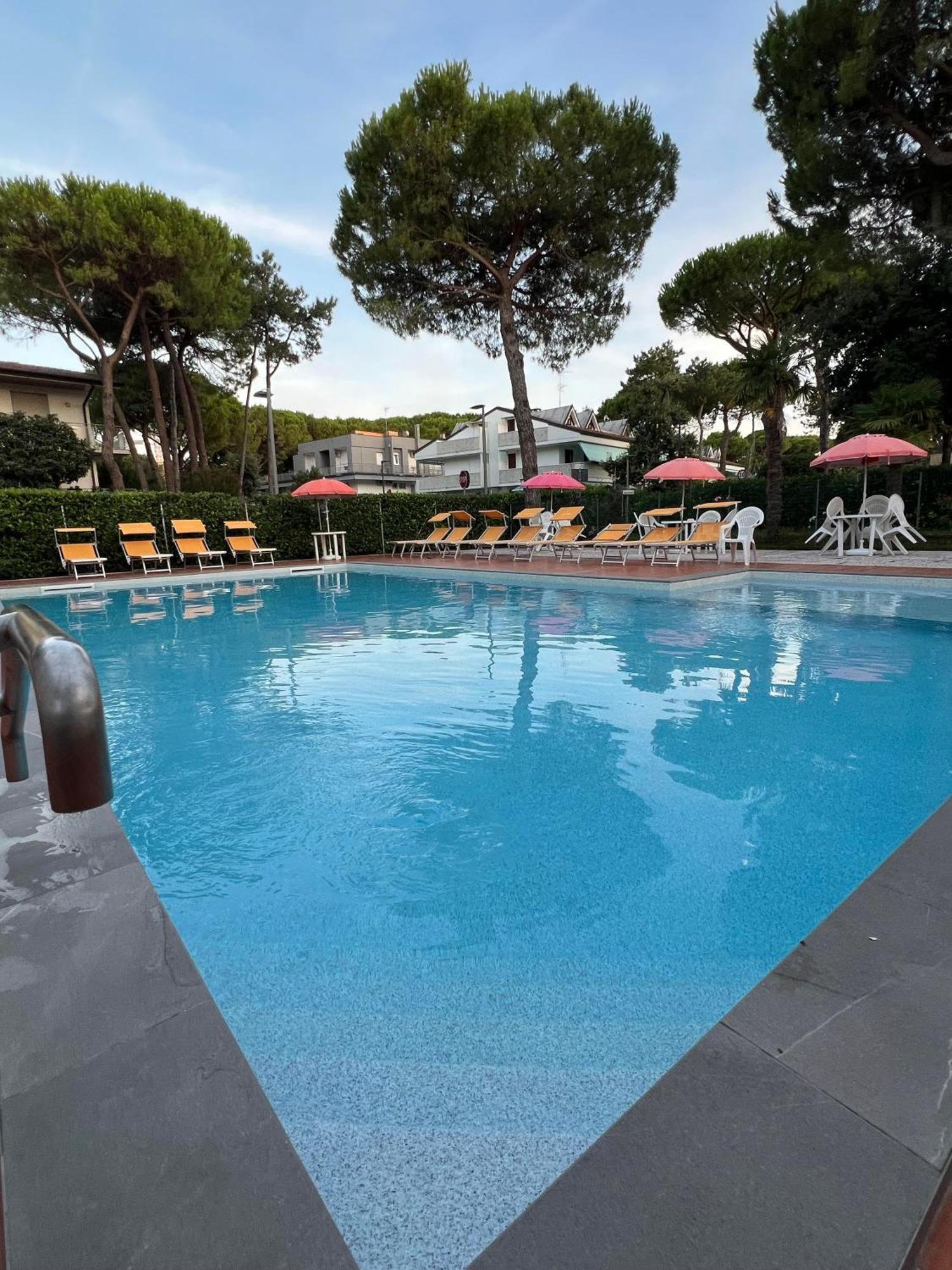 Casa Bianca Village Apartments Lignano Sabbiadoro Exterior foto