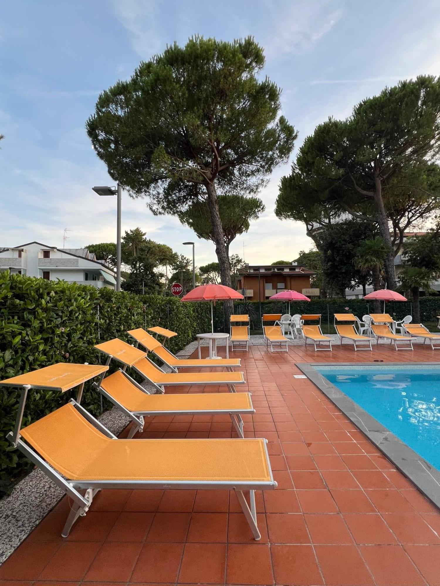 Casa Bianca Village Apartments Lignano Sabbiadoro Exterior foto