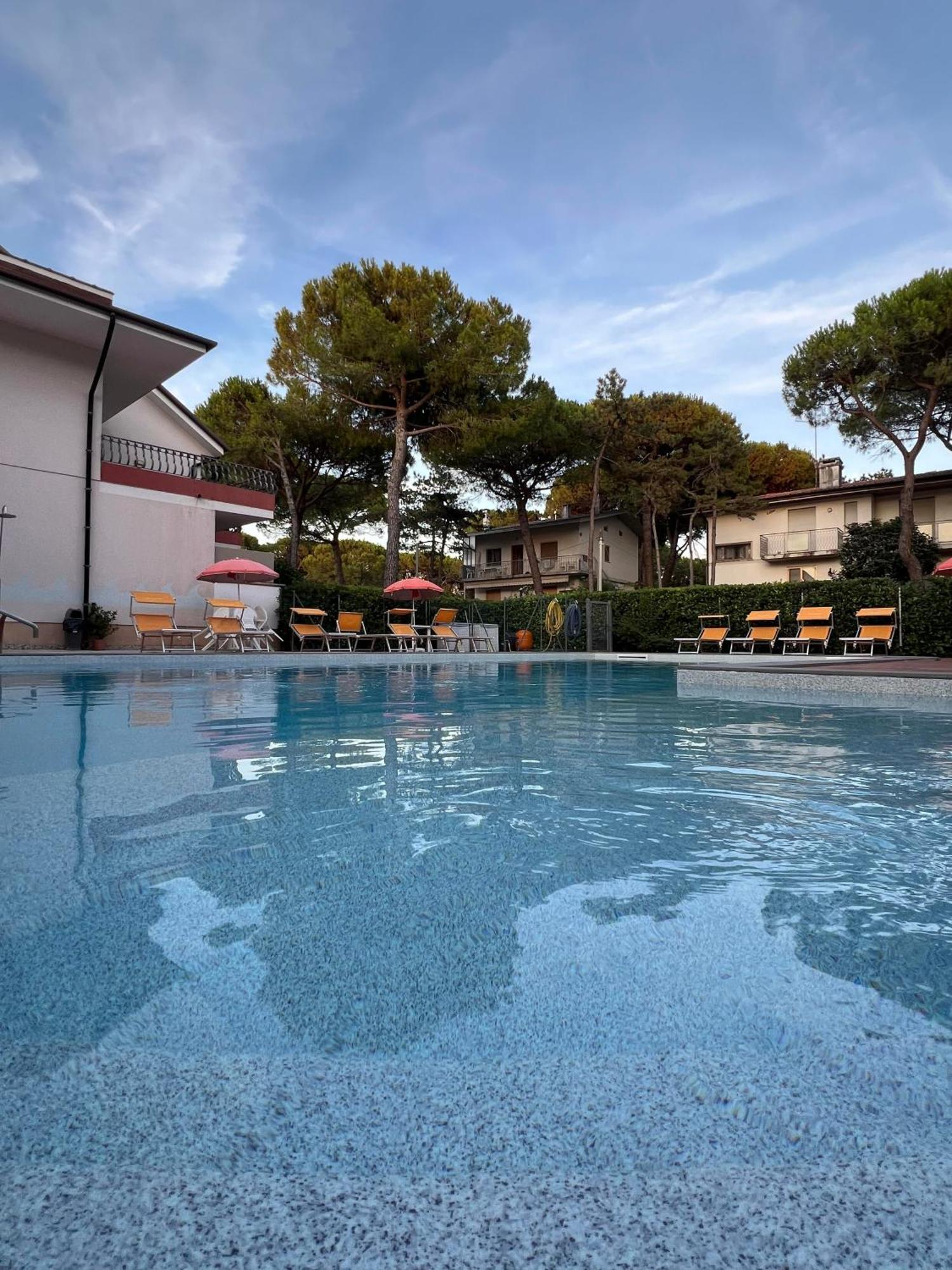 Casa Bianca Village Apartments Lignano Sabbiadoro Exterior foto