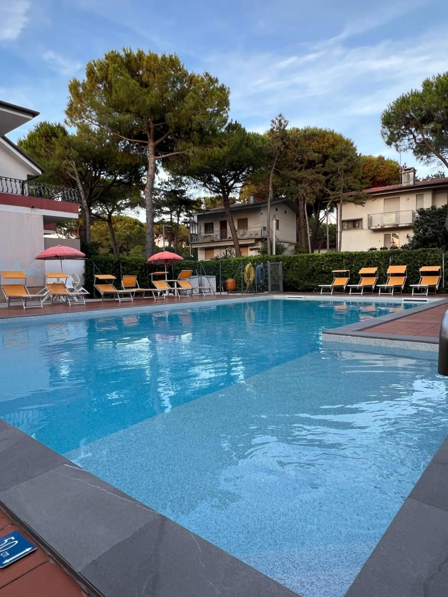 Casa Bianca Village Apartments Lignano Sabbiadoro Exterior foto