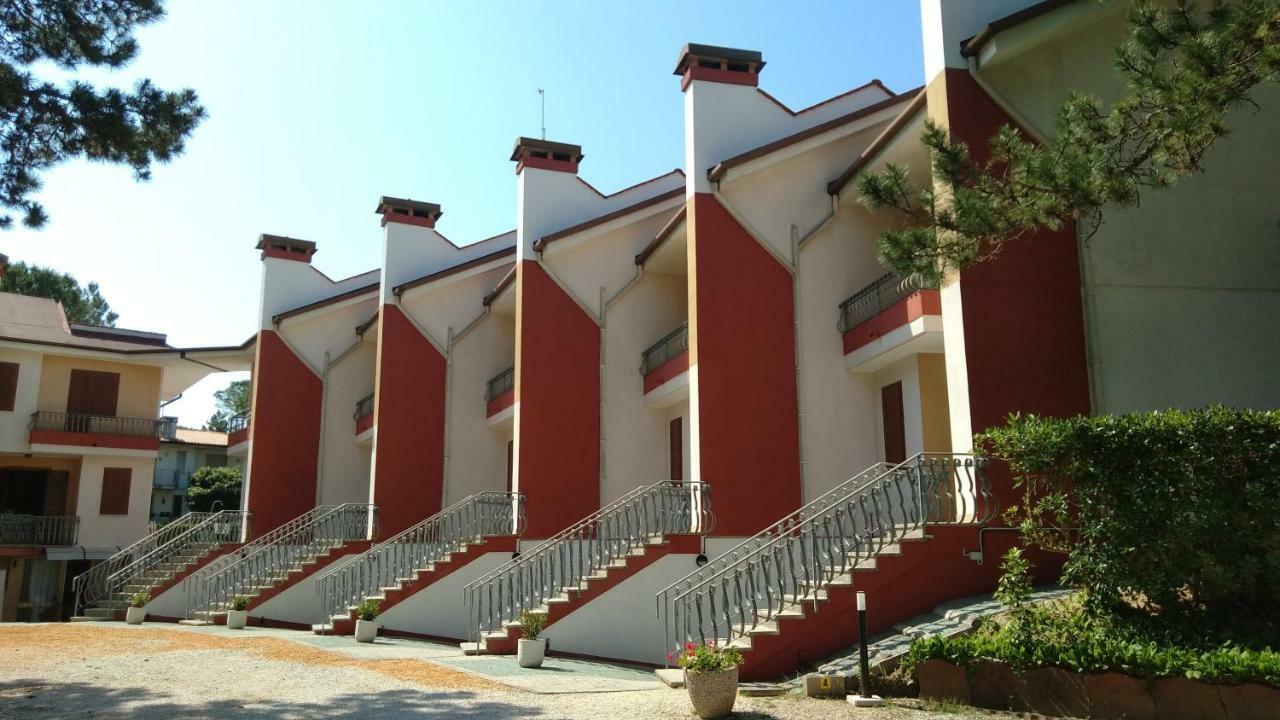 Casa Bianca Village Apartments Lignano Sabbiadoro Exterior foto