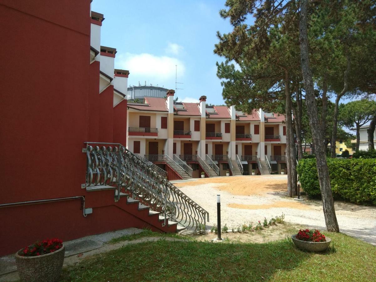 Casa Bianca Village Apartments Lignano Sabbiadoro Exterior foto